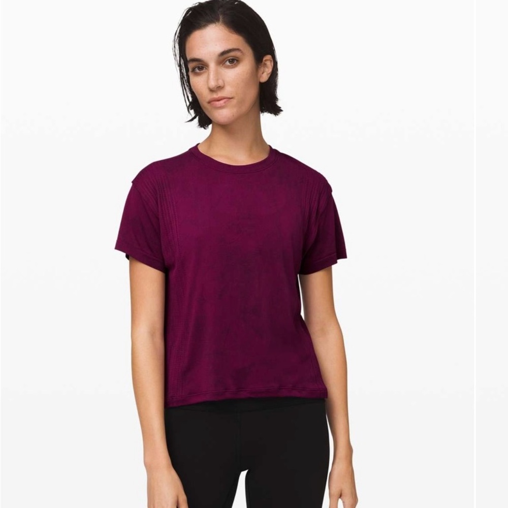 Lululemon Train to Be Short Sleeve in Marvel / Black size 6